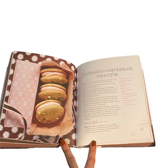 Whoopie Pie Cookbook by Sarah Billingsly and Amy Treadwell - Picture 4 of 4